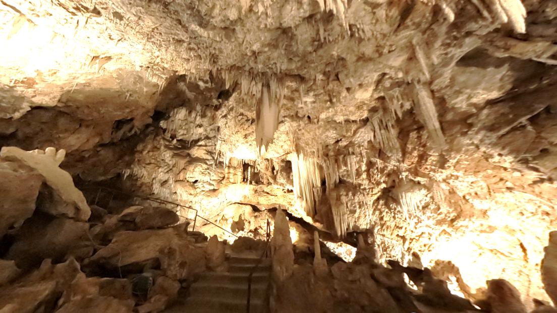 Prima Sala – stalattiti e colonne