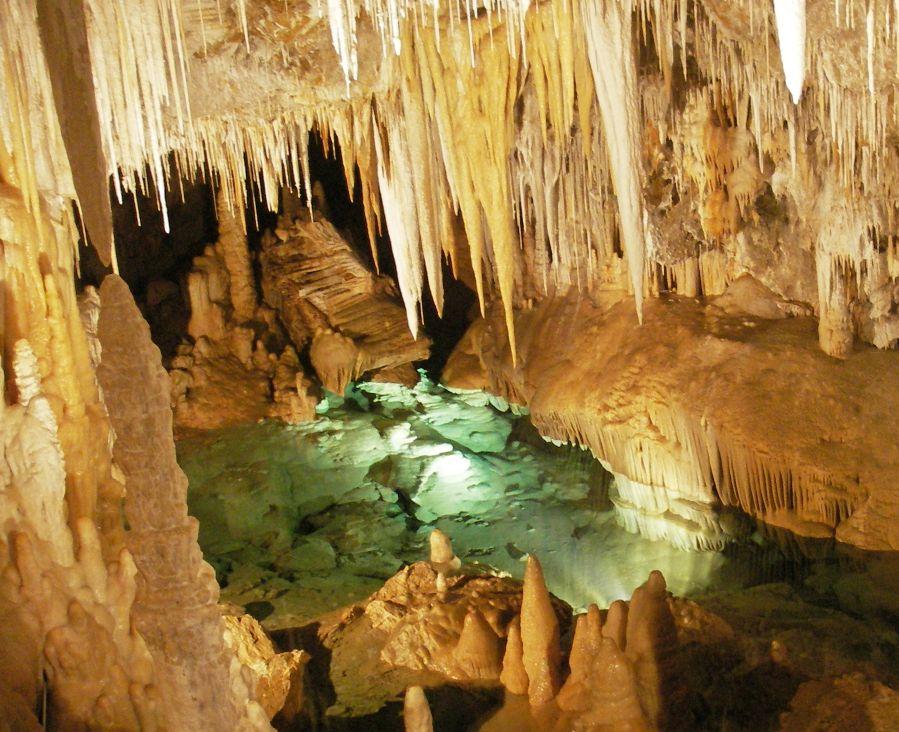 Sala di Gulliver – le quattro stalagmiti e il laghetto